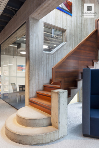 Een trap van beton in een modern kantoorpand