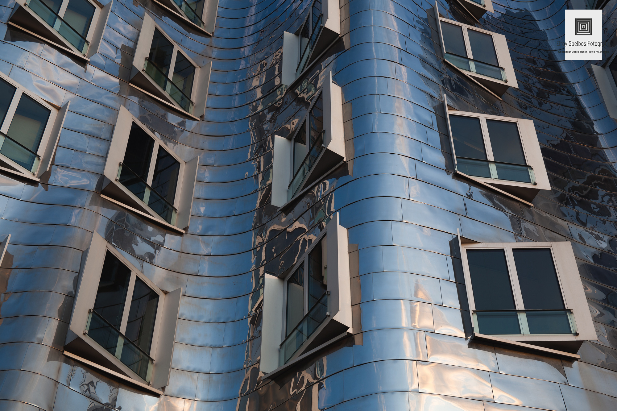 Een abstracte architectuurfoto van een Frank Gehry gebouw